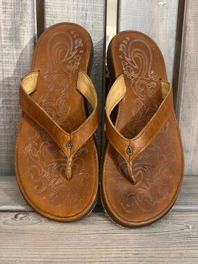 OluKai Women's Tan/Bronze Leather Thong Sandals